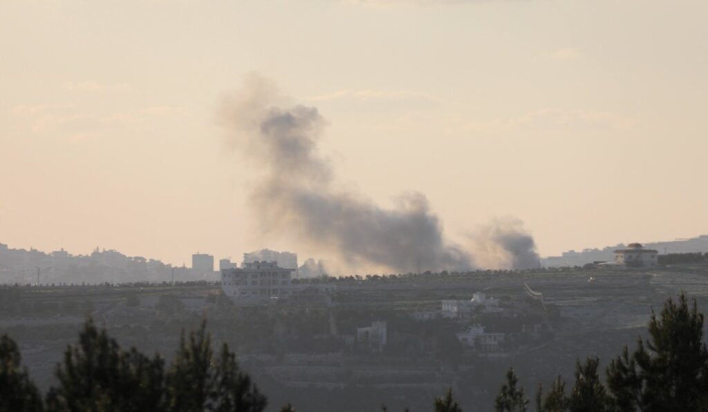 Humo de un bombardeo israeli visto desde Marjayoun. Foto: CNS / Reuters / Karamalla Daher.
