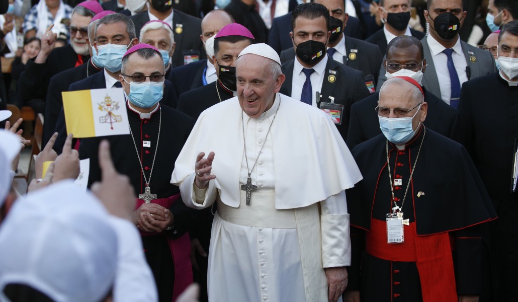 Sako (derecha) con Francisco durante la histórica visita del Papa a Irak en 2021. Foto: CNS.