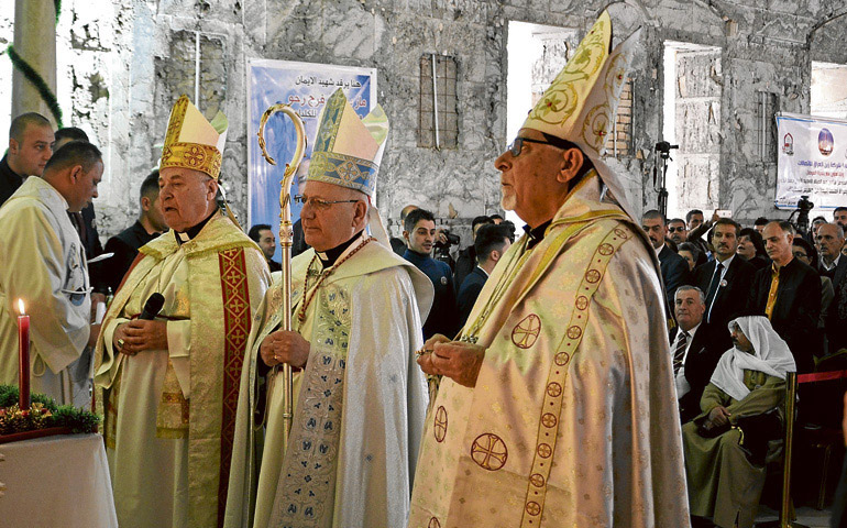 Sako durante la primera Misa de Navidad en Mosul tras el Dáesh, en 2017. Foto: EFE.