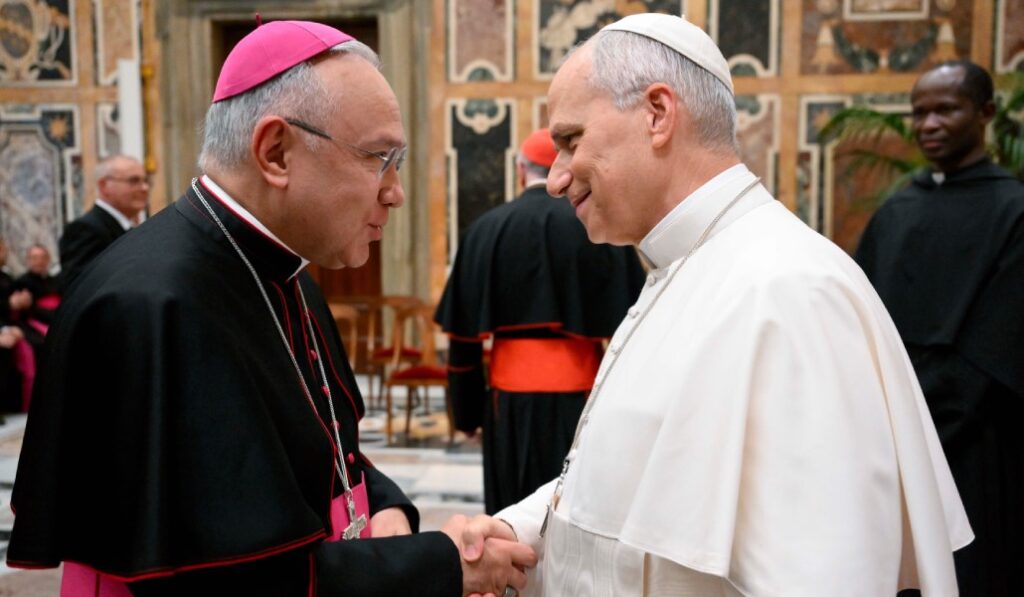 Peña Parra saluda a León XIV durante un encuentro con los sacerdotes de las misiones diplomáticas de la Iglesia, el 17 de noviembre de 2025. Foto: CNS / Vatican Media.