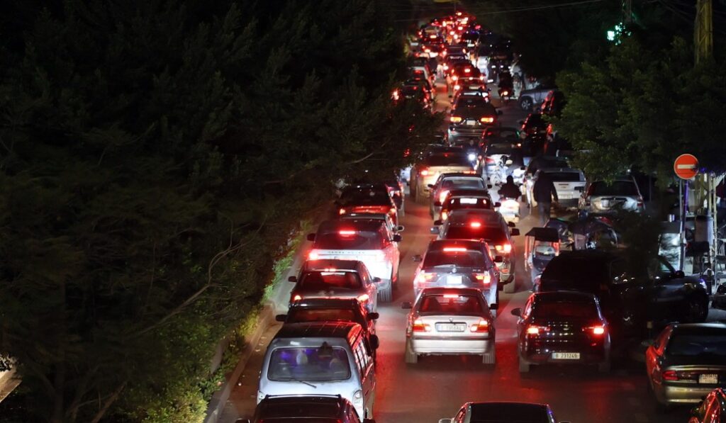 Las carreteras de salida desde el sur del país se llenaron de atascos. Foto: EFE / EPA / Wael Hamzeh. 