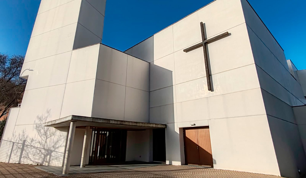 El amplio atrio de la parroquia permite el encuentro de los fieles tras las celebraciones.