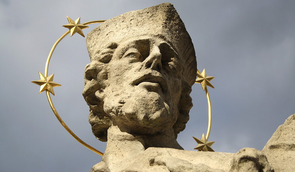 Detalle de la estatua del santo en la ciudad checa de Trebíc.