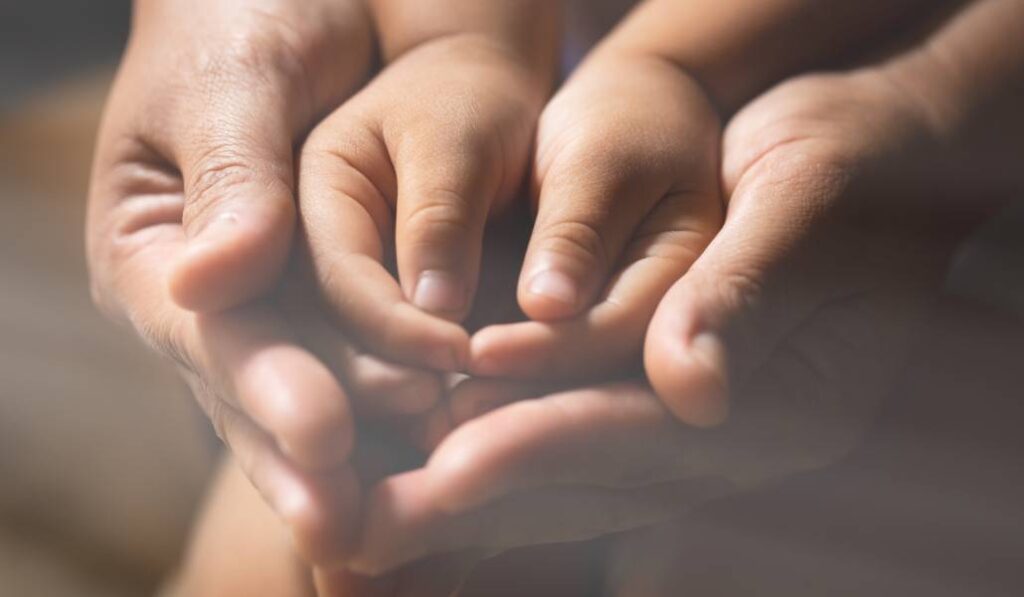 «José educaba con dedicación al niño Jesús, enseñándole el valor del trabajo, la oración y el respeto a los demás». Foto: Freepik.