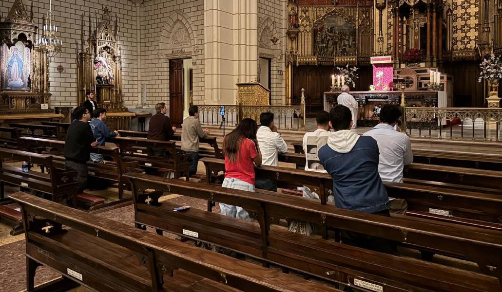 Un momento de Adoración en la parroquia de la Santa Cruz en Madrid. Foto cedida por la parroquia.