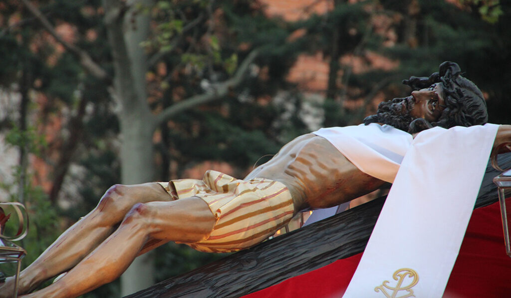 La hermandad ha restaurado recientemente el Cristo.