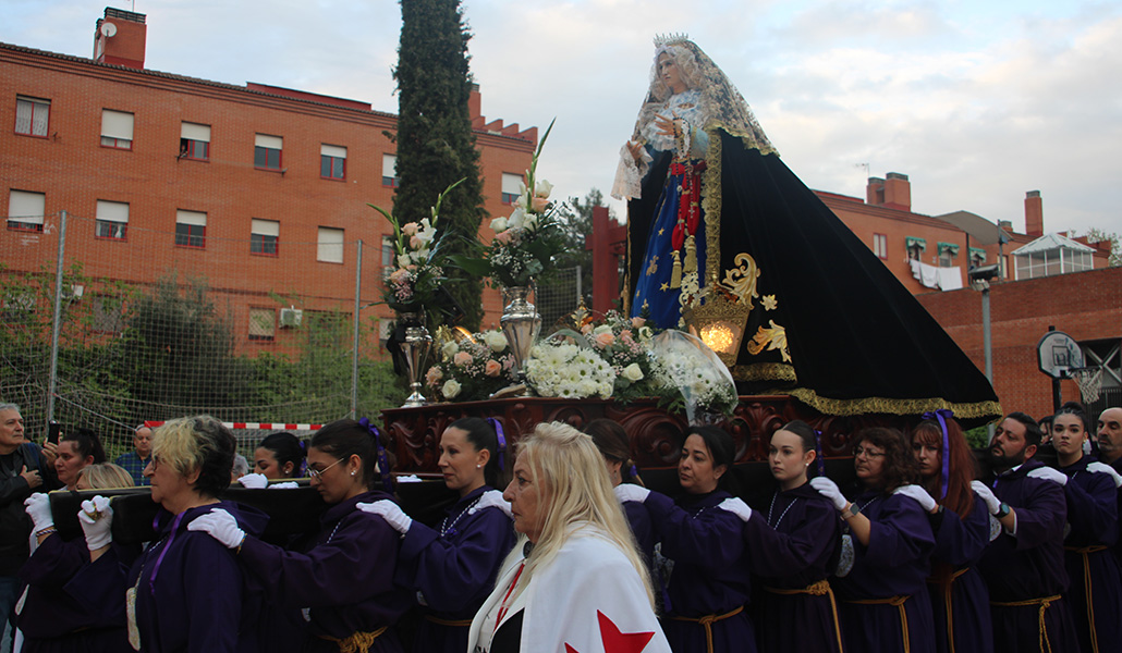 La hermandad ha cosido los trajes de la Virgen