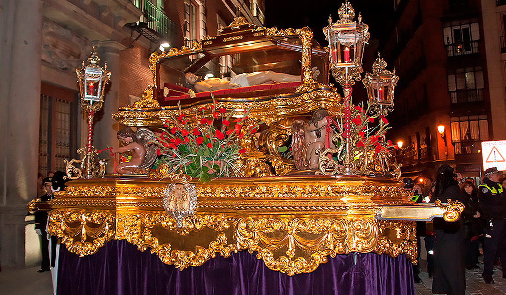 El Cristo de la Vida Eterna por las calles del centro de Madrid. Hoy las recorre con ayuda de ruedas.