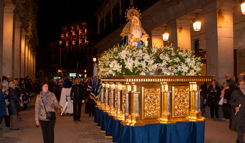 Nuestra Señora de la Paz en un vehículo autopropulsado. Aún hay tiempo para nuevos acompañantes.