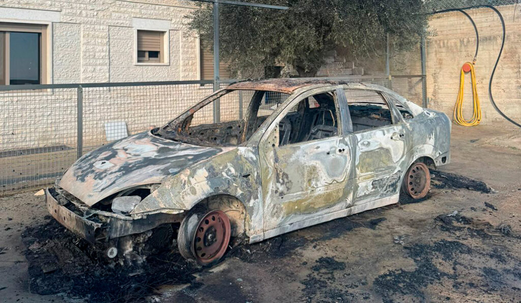 Coche quemado en Taybeh el 15 de febrero. Foto: Bashar Fawadleh.