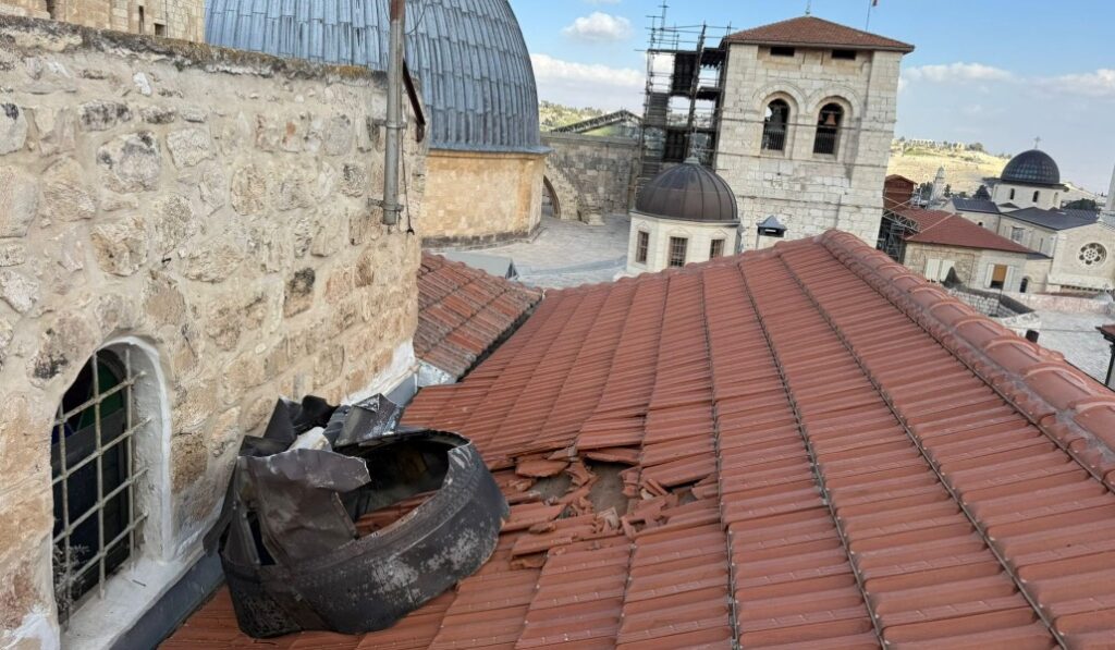 El proyectil caído sobre el tejado de la iglesia ortodoxa. Foto:  CNS / Reuters / Policía de Israel.