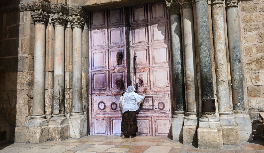 Una cristiana etíope reza a las puertas del Santo Sepulcro el 4 de marzo. Foto: CNS / Debbie Hill.