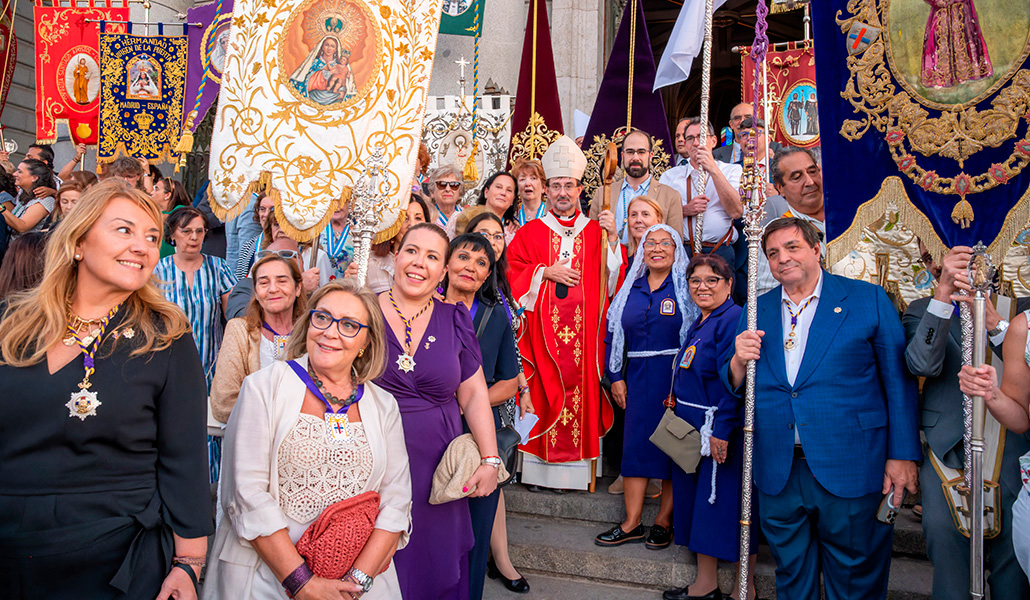El cardenal Cobo a la salida de la Almudena con miembros de la piedad popular madrileña durante el Jubileo de las Hermandades y Cofradías, el 13 de septiembre de 2025.