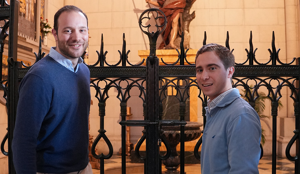 Jaime Fernández de Mesa y Guillermo Navarro ante la pila bautismal.