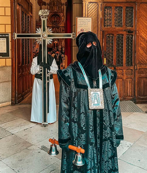 El muñidor va delante del cortejo pidiendo silencio.