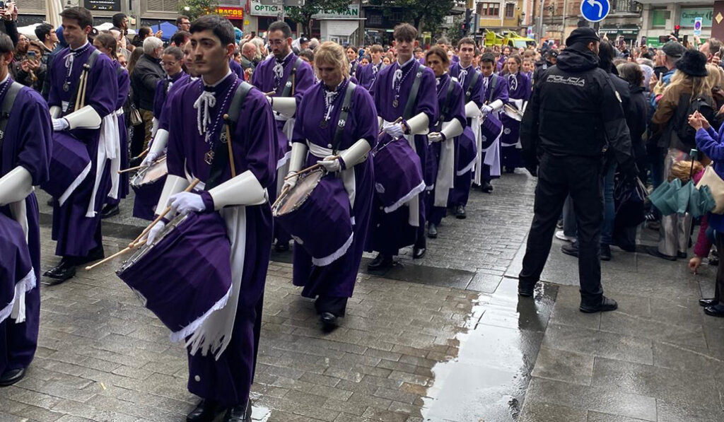 Tambores que participan en las procesiones de la congregación.