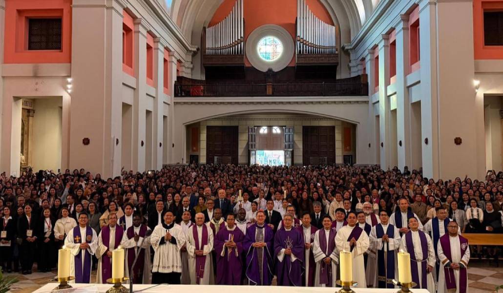 Foto de familia con los fieles filipinos de Madrid. Foto: Nuestra Señora del Espino.