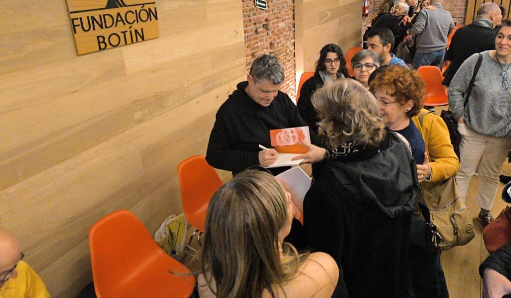 Santos Urías firmando ejemplares en la presentación de su nuevo libro. Foto cedida.