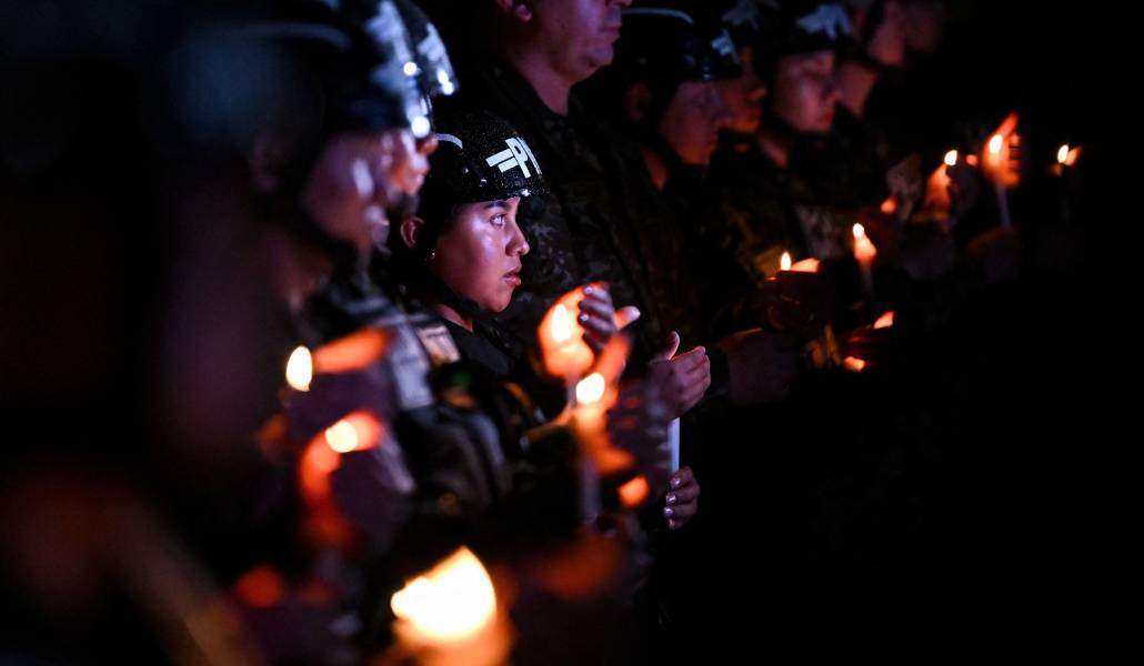 Soldados colombianos velan por sus compañeros fallecidos. Foto: AFP.