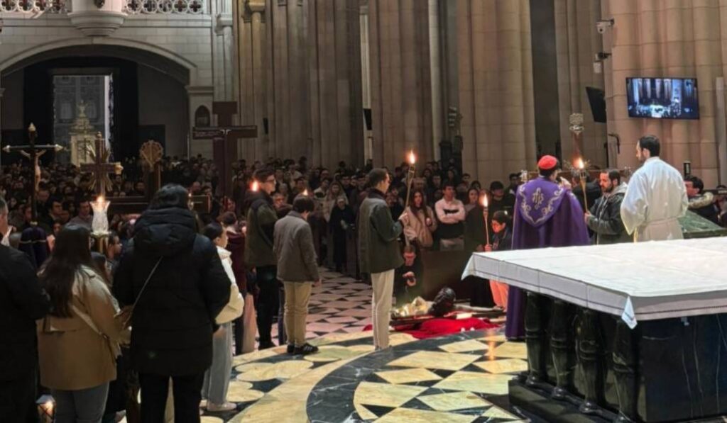 El vía crucis termina su recorrido en la catedral. Foto: Archimadrid / Santiago Tedeschi Prades.