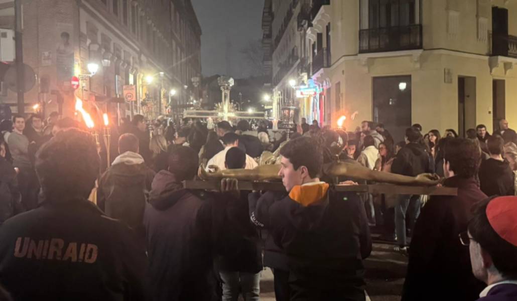 El vía crucis en su recorrido desde el Seminario Conciliar a la catedral. Foto: Santiago Tedeschi.