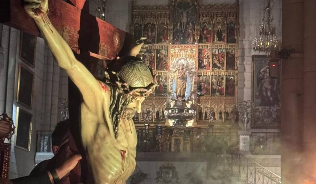 El crucifijo del vía crucis y, al fondo, la Virgen de la Almudena. Foto: Archimadrid / Santiago Tedeschi Prades.