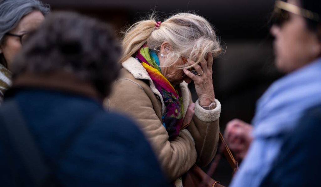 Una mujer afectada en la vigilia delante del hospital donde se practicó la eutanasia a Noelia Castillo. Foto: Europa Press.