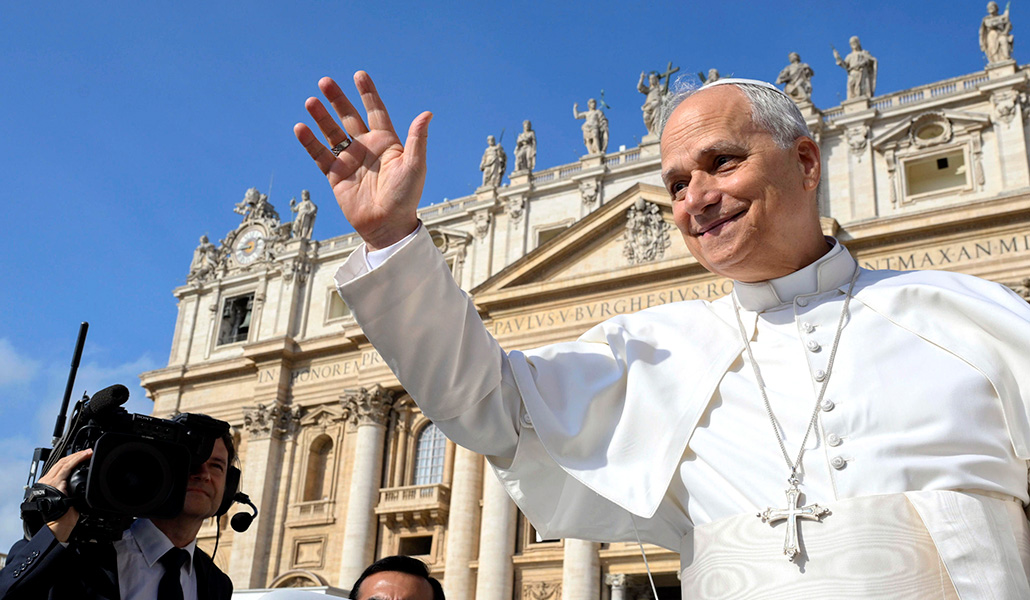 El Papa eón XIV saludando a los fieles durante la audiencia general semanal en la plaza de San Pedro, Ciudad del Vaticano, el 17 de septiembre de 2025.