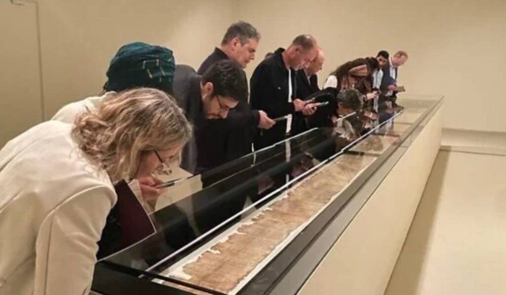 Visitantes durante la reciente exposición del manuscrito. Foto: @veoisrael.