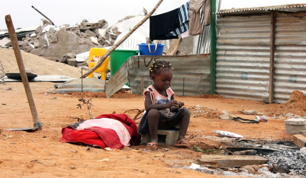 Una niña en un barrio pobre de Luanda, en Angola.