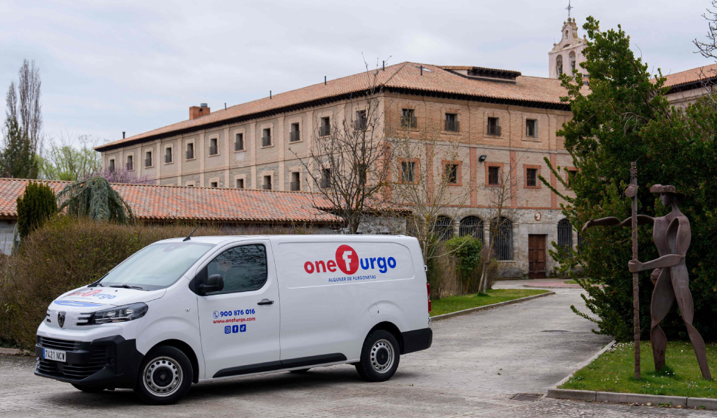Furgoneta saliendo del monasterio de Belorado.