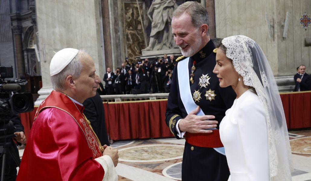 León XIV con Felipe VI y la reina Letizia en la basílica de San Pedro poco después de ser elegido Pontífice.