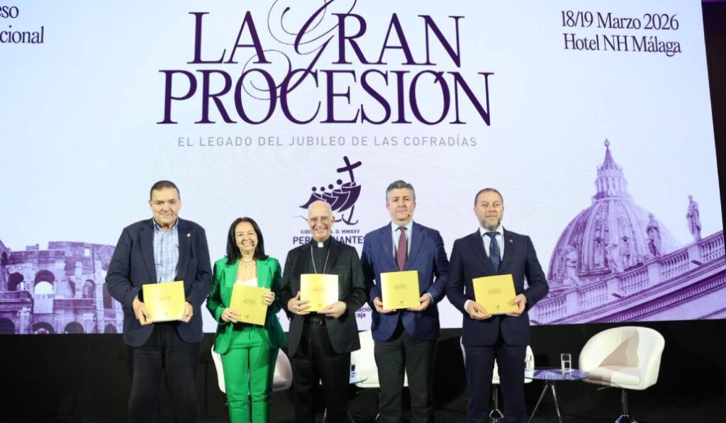 Fisichella durante la presentación del libro sobre la Fran Procesión. Foto: Cofrades en Roma.