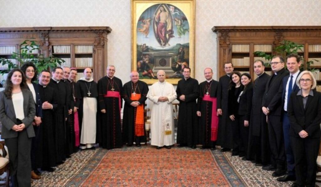 Foto de grupo del Papa con la Oficina de Coordinación Eclesial para el Mediterráneo.