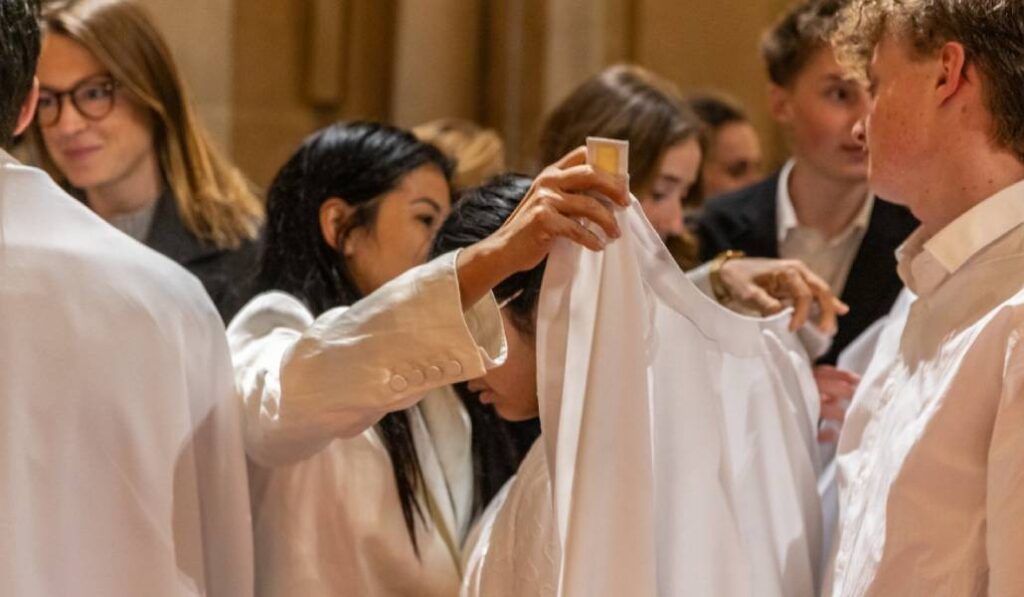 Los neófitos reciben su vestidura blanca en Saint-Ambroise (París). Foto: Diócesis de París / Gilles Lemaitre.