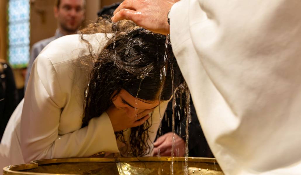 Bautizo en la Vigilia Pascual en Saint-Ambroise (París). Foto: Diócesis de París / Gilles Lemaitre.