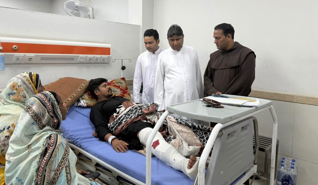 Un franciscano de la parroquia visita a las víctimas en el hospital tras el atropello. Foto: Lazar Aslam.
