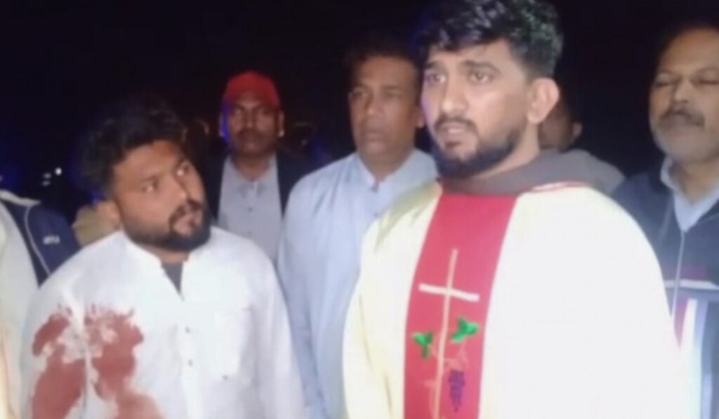 El padre Nathaniel en el lugar del atropello. Foto: RVA.