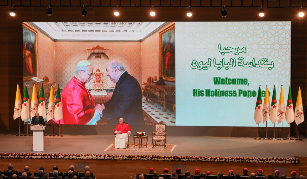 El Papa escucha al presidente argelino durante el encuentro con las autoridades. Foto: CNS / Lola Gómez.