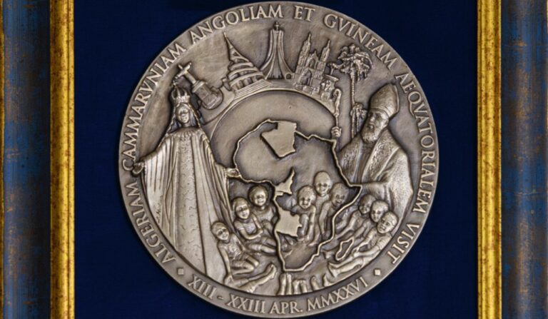 Medalla conmemorativa del viaje. Foto: Vatican Media.