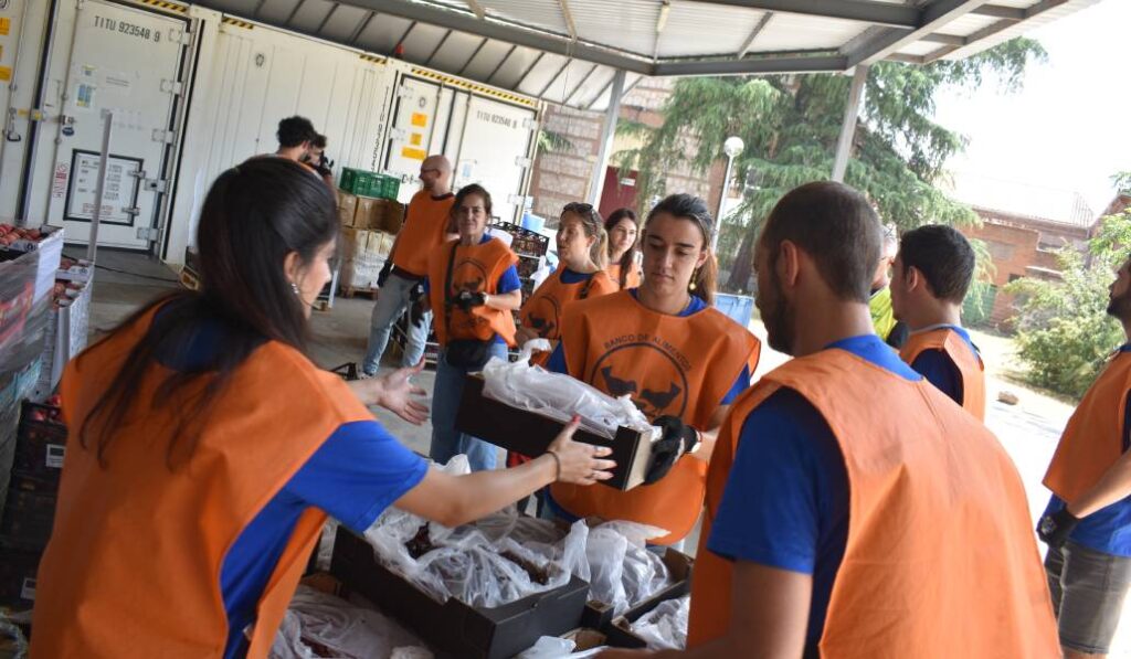 Voluntarios del Banco de Alimentos organizado la comida para los más vulnerables. Foto: Banco de Alimentos de Madrid.