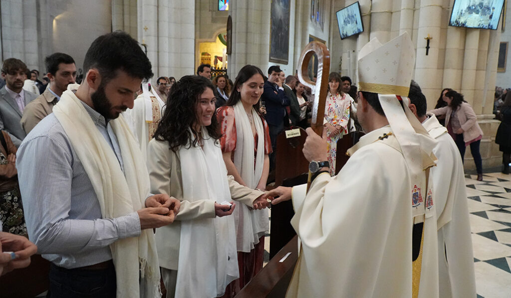 Los neófitos recibieron también la Primera Comunión y la Confirmación.