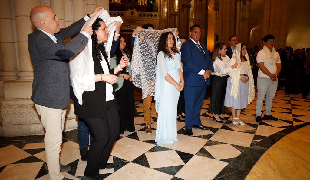 Los recién bautizados en la Vigilia Pascual reciben una vestidura blanca.