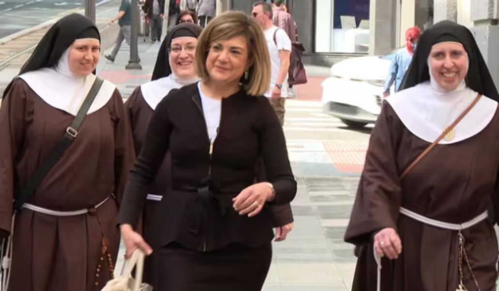 Las exmonjas de Belorado llegan al Juzgado de Instrucción número 5 de Bilbao, acompañadas de su abogada, Norma Riaño. Foto: EP.
