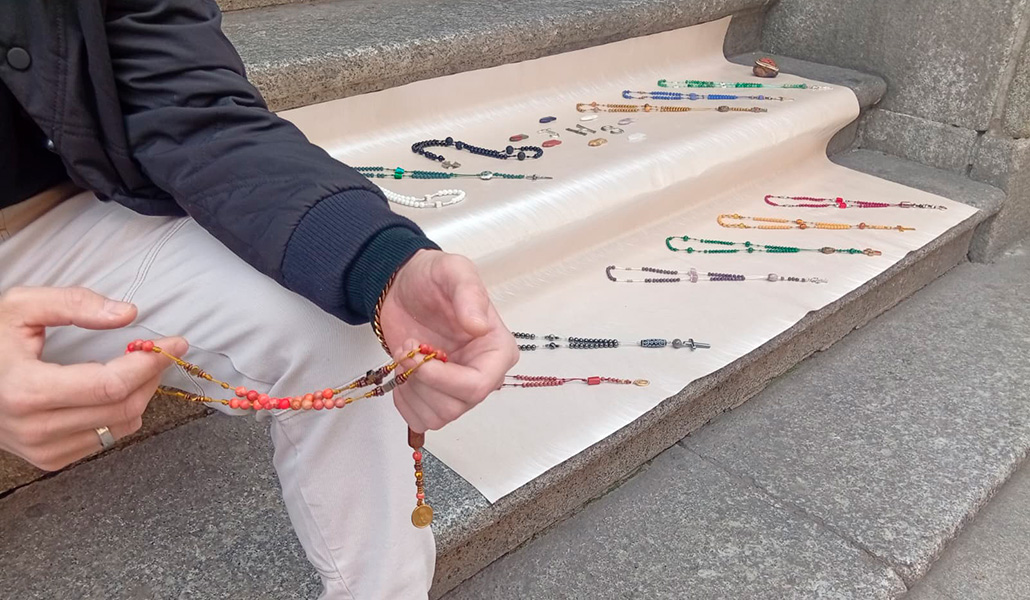 Borja con uno de sus rosarios, delante de la colegiata de San Isidro.
