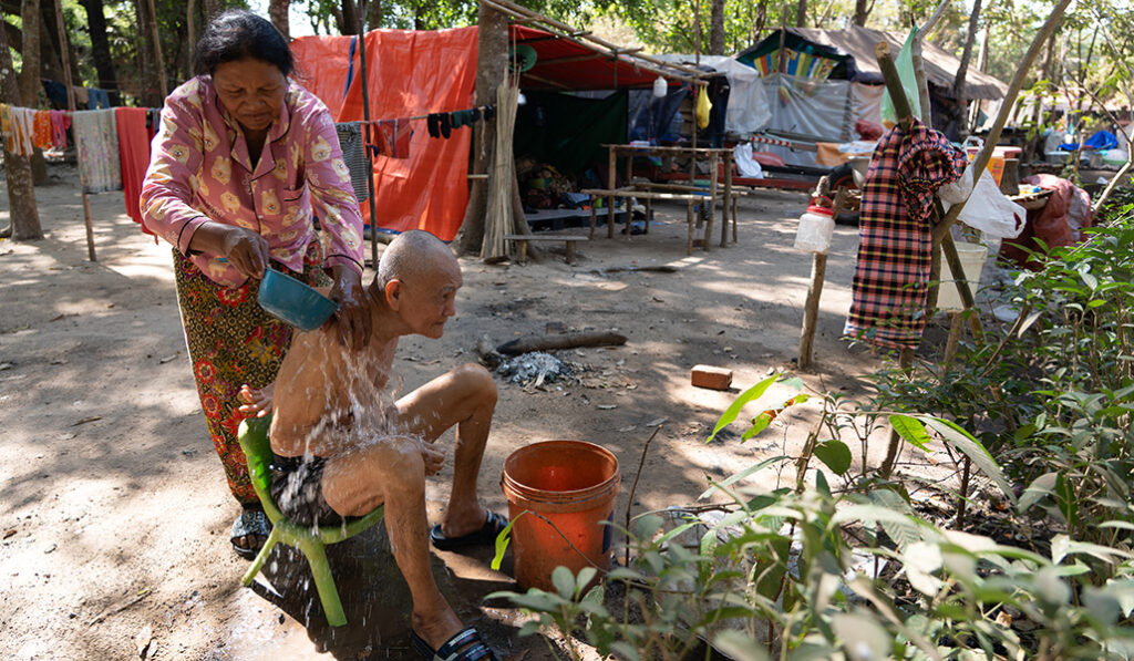 Los señores Pin no pueden volver a su aldea porque él está enfermo.