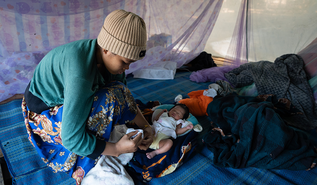 Soth cuida como puede de la pequeña Rith, nacida solo cuatro días antes.