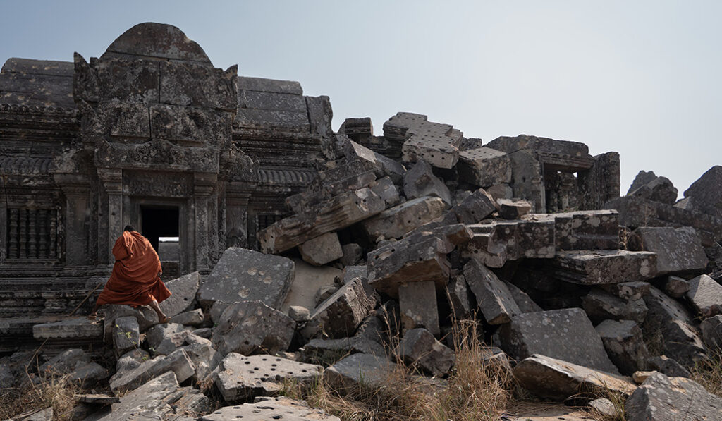 Sun Song  camina entre las ruinas del edificio más antiguo de su monasterio.