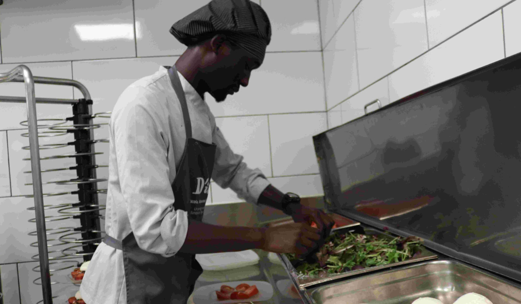 Un trabajador se afana en la recuperación de alimentos