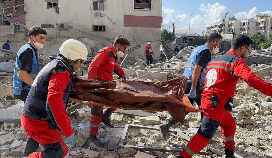 Equipos de emergencia en Sidón este miércoles. Foto: Reuters / Ali Hankir.